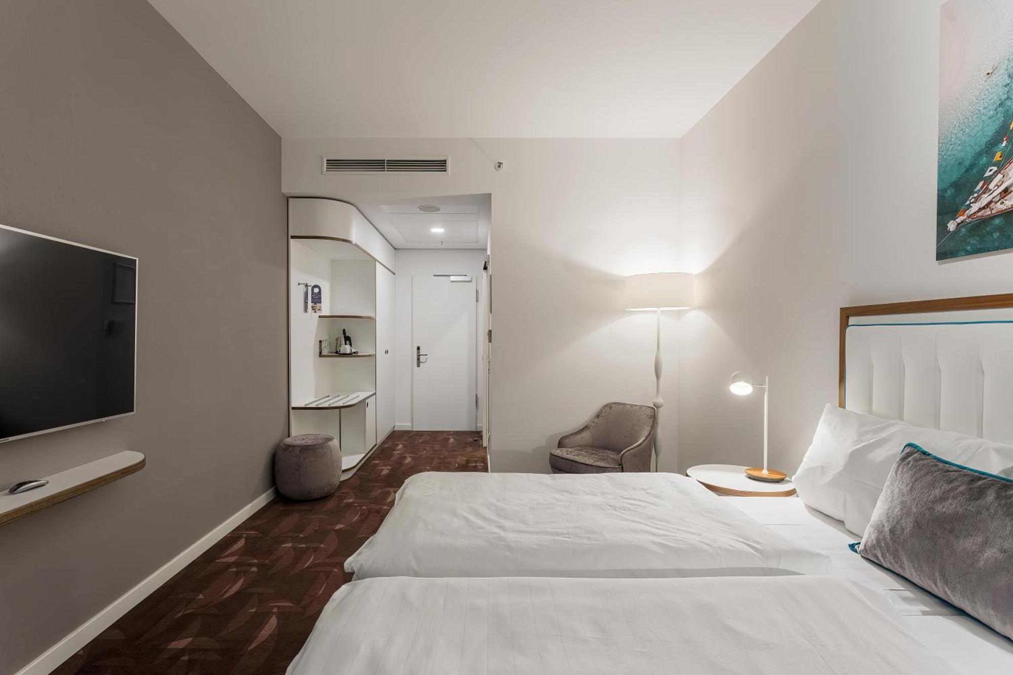 Отель Mercure Moa 4*